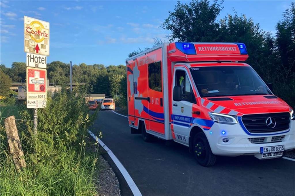 Ein Krankenwagen steht auf einer Straße in Hattingen an der Ruhr.
