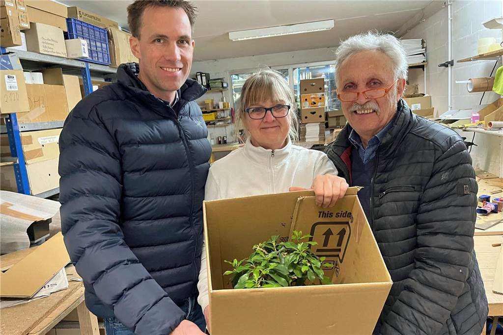 Bonsai-Zentrum verkauft seit mehr als 40 Jahren Bäume bis 30.000 Euro Der Versandhandel macht mittlerweile rund 70 Prozent des Umsatzes vom Bonsai-Zentrum Münsterland aus. V. l. Ingo Klemend, Mitarbeiterin Krystyna Cechini und Wolfgang Klemend.