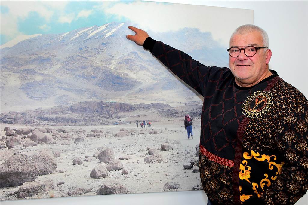 Ludwig Borger hat 15 Unternehmen gegründet: „Ich habe fertig“ Ludwig Borger an einem Bild. das den Kilimandscharo zeigt