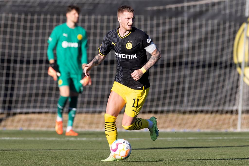 Ungeklärte BVB-Zukunft bei Moukoko, Reus und Dahoud: Personalfragen überlagern die Vorbereitung Marco Reus läuft mit dem Ball am Fuß.