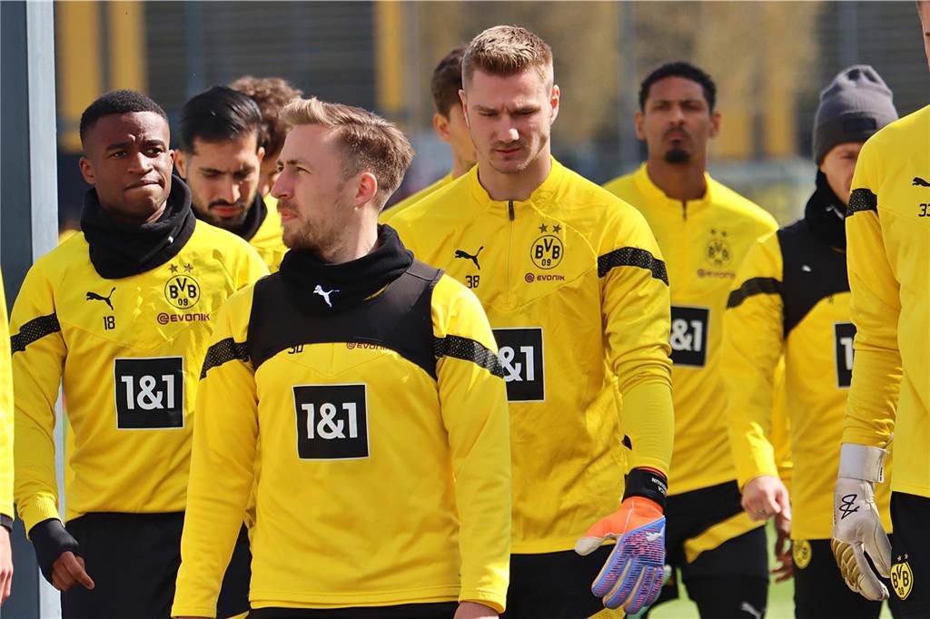 BVB-Torhüter Marcel Lotka verlängert Vertrag: „Einer der Besten auf seiner Position“ Die BVB-Spieler gehen Richtung Trainingsplatz.