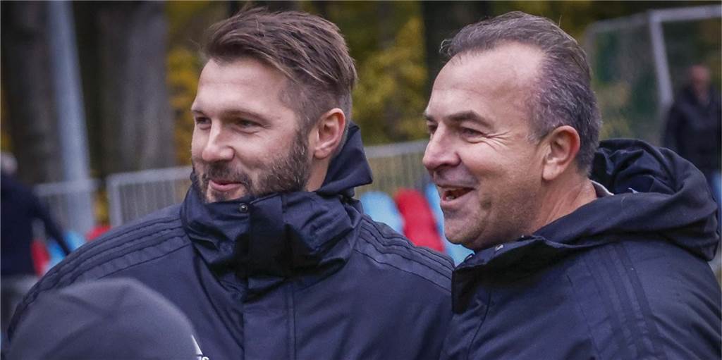 Der Vertrag von Sebastian Tyrala mit dem TuS Bövinghausen erhält ein interessantes Upgrade Der Vertrag von Trainer Sebastian Tyrala (l.) wurde durch den Vorsitzender Ajan Dzaferoski aufgewertet.