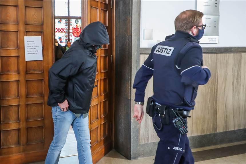Verurteilter Mörder von Nicole Schalla (†16) bekommt eine Fußfessel Der verurteilte Mörder muss nach aktuellem Stand bald eine Fußfessel tragen - er sitzt nämlich nicht im Gefängnis.