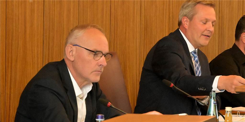 Beigeordnetenstellen für Lünen: Personalsuche kostet fast 100.000 Euro Der Verwaltungsvorstand in Lünen ist zurzeit auf zwei Personen zusammengeschrumpft: der Erste Beigeordnete Arnold Reeker (l.) und Bürgermeister Jürgen Kleine-Frauns.