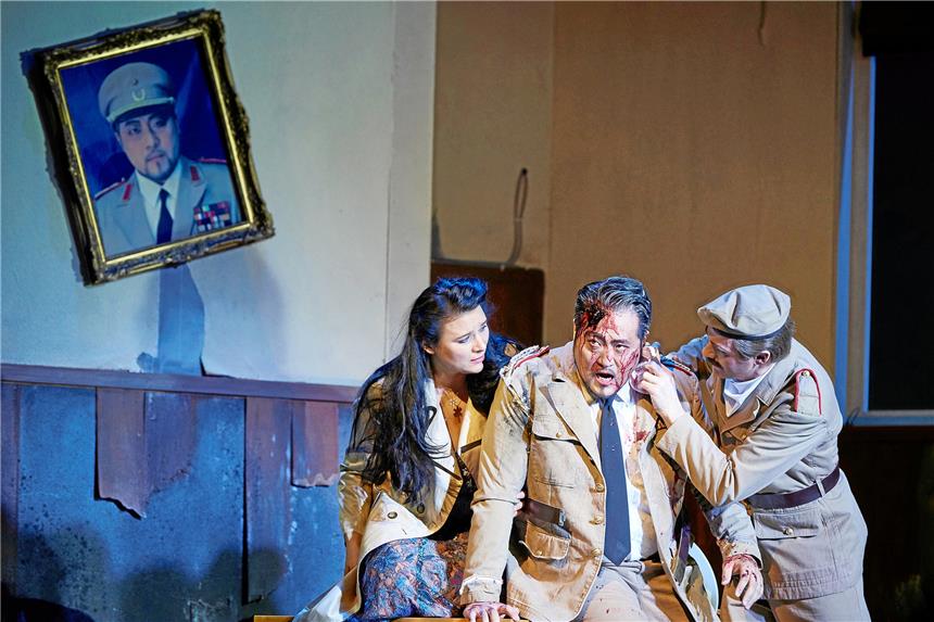 Nabucco richtet ein Blutbad in der Botschaft an Der verwundete König Nabucco (Sangmin Lee, Mitte) steht zu seiner Tochter Fenena (Almerija Delic). Foto: Jauk