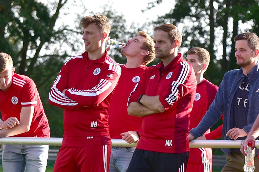 Favoriten bei Stadtmeisterschaft auf Kurs: TSV Ahaus lässt aufhorchen Der VfB Alstätte um Routinier Niklas Hilgemann (l.) und Coach Markus Krüchting erzielte im Topspiel des ersten Spieltags der Gruppe B den späten Ausgleich gegen Union Wessum.
