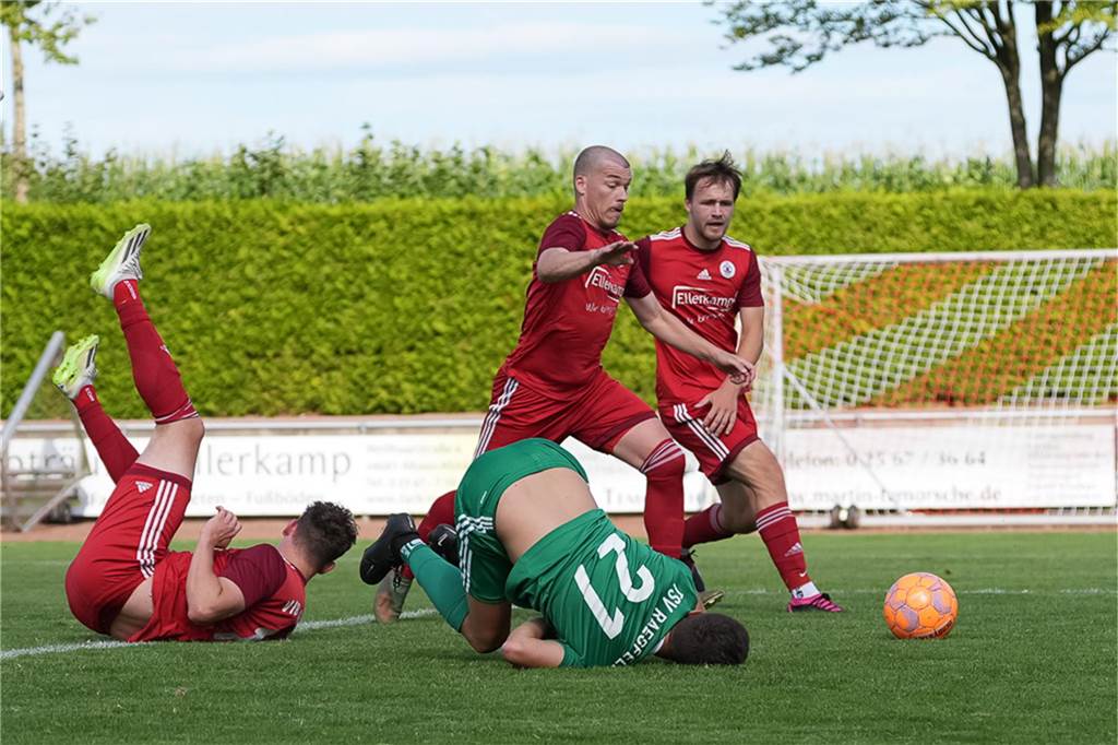 Die Hinserie der Bezirksliga 11 in Zahlen Der VfB Alstätte und Stef Aagten (M.) waren an einem der torreichsten Spiele der Hinrunde beteiligt, als sie mit 4:6 in Billerbeck verloren.