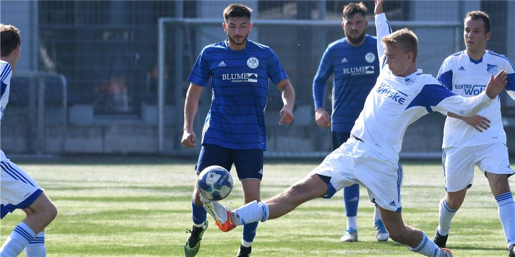 Frohlinde II gegen VfB Habinghorst, Merklinde gegen Ickern - zehn Tore fallen in den Derbys Der VfB Habinghorst (blaue Trikots) setzte sich beim FC Frohlinde II mit 3:1 durch. Zunächst waren die Habinghorster einem 0:1-Rückstand hinterhergelaufen.