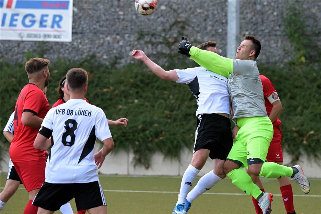 Viele Bilder: Eindrücke vom Saisonstart in die Amateurligen Der VfB Lünen gewann in Unterzahl gegen den SC Husen Kurl.