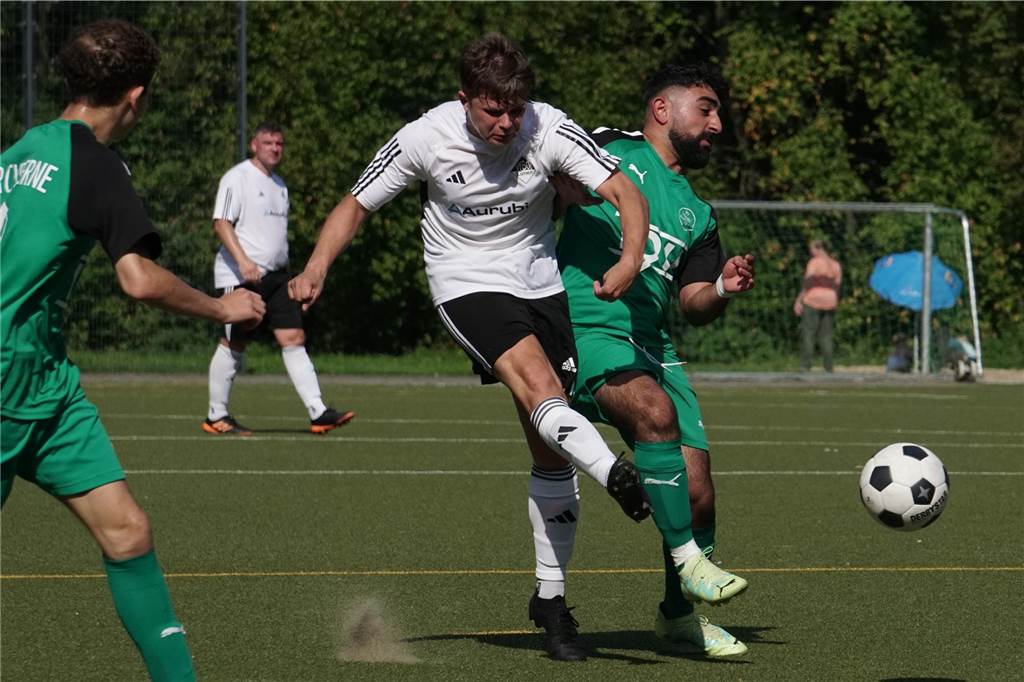 VfB springt an die Tabellenspitze: Harder-Elf siegt auch gegen Kirchderne Dennis Schulz (m.) schießt den Ball.
