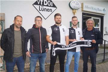 Der VfB Lünen um (v.l.) Co-Trainer Daniel Skubich und Trainer Mark Bördeling freut sich mit dem Sportlichem Leiter Manfred Tapken (r.) über die Neuzugänge Yannick Eisenbach und Dennis Seifert.