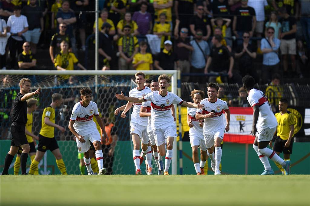 Erster Pokalsieg muss weiter warten: BVB-U19 wacht gegen Stuttgart zu spät auf Der VfB Stuttgart führt nach einem Doppelschlag mit 2:0 gegen den BVB.