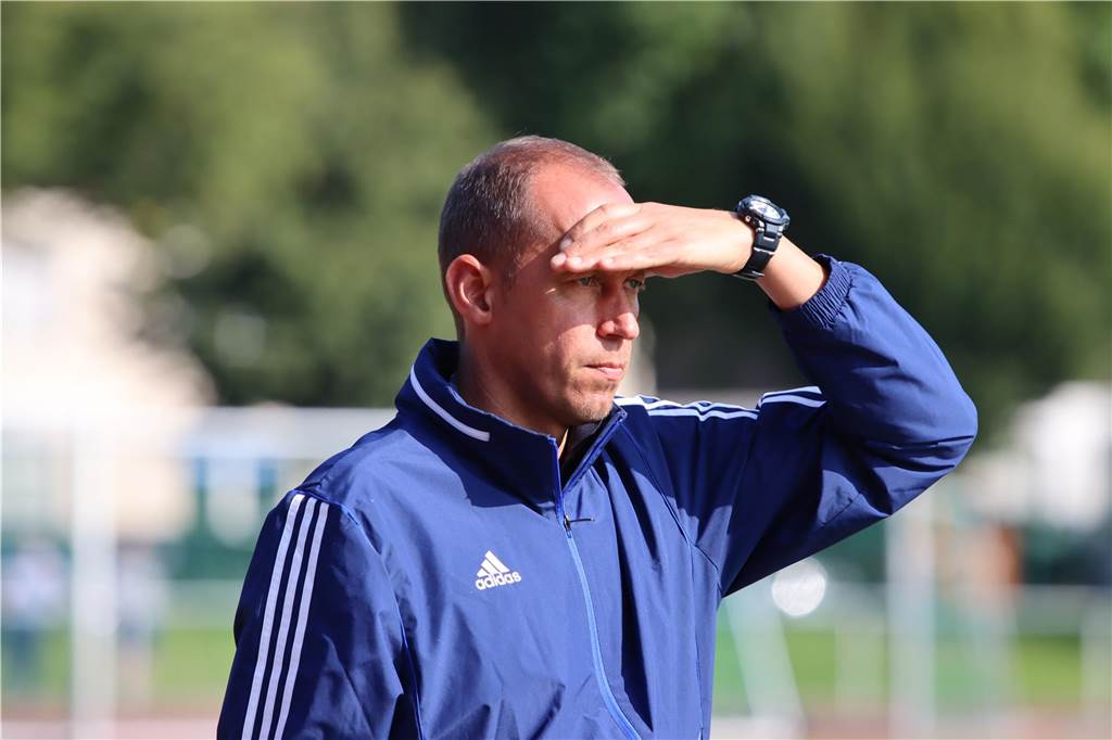 Verwirrung um U15-Hallenkreismeisterschaft: Sieger darf wohl doch zur Westfalenmeisterschaft Mann mit blauer Addidas-Jacke hält sich die Hand vor die Stirn, um sich vor der Sonne zu schützen.
