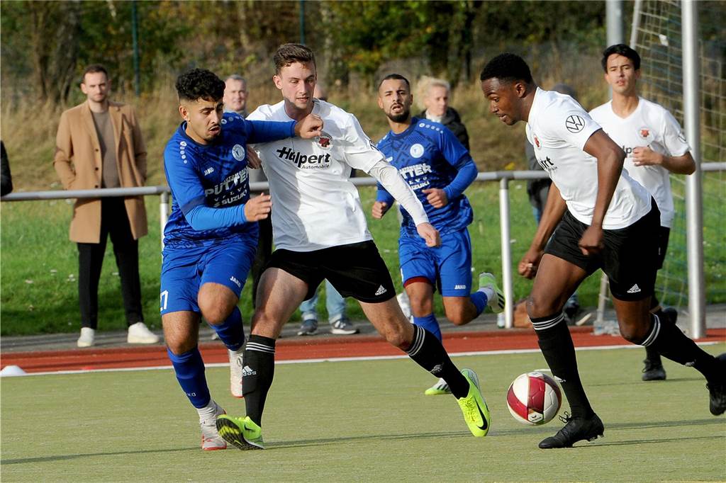 VfB Westhofen entzaubert den TuS Eichlinghofen: Vier Gründe für den Westhofener Triumph Der VfB Westhofen (blaues Trikot) gewann das Spitzenspiel gegen den TuS Eichlinghofen überraschend deutlich mit 4:1.