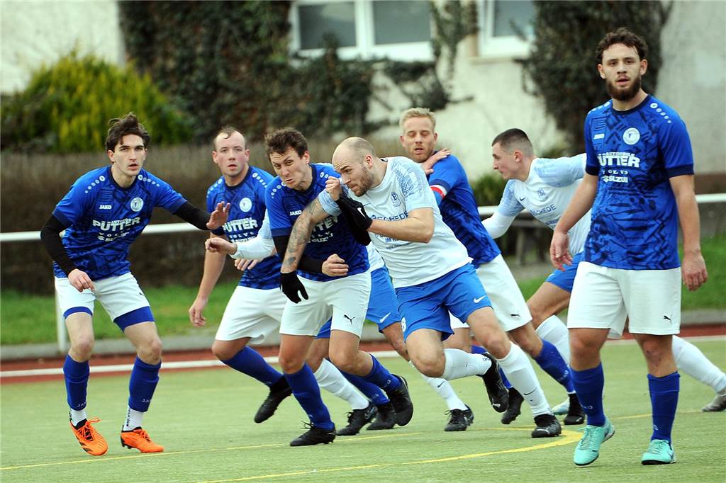 westhofen gegen langenbochum Der VfB Westhofen (blaues Trikot) musste sich mit 2:3 gegen Langenbochum geschlagen geben.