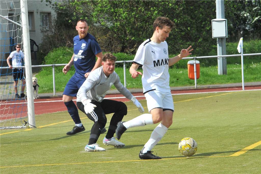 Zum Durchklicken: Mehr als 90 Fotos von sechs Fußballspielen des vergangenen Sonntags Der VfB Westhofen hat den SV Deilinghofen-Sundwig mit 16:1 geschlagen.