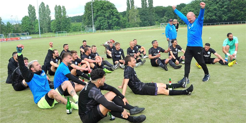 VfB Westhofen feiert den Aufstieg - mit dem Team, das den großen Konkurrenten besiegt hat Der VfB Westhofen mit Trainer Lothar Huber ist in die Bezirksliga aufgestiegen.