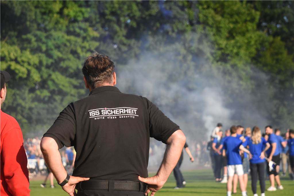 Illegaler Pyro-Einsatz und weniger Zuschauer als erwartet: FC Pelkum zieht Aufstiegsspiel-Fazit Der VfL Kamen ist nach einem 5:0-Erfolg gegen den Kamener SC in die Bezirksliga aufgestiegen. Eine Sicherheitsfirma beobachtet den Rauch.
