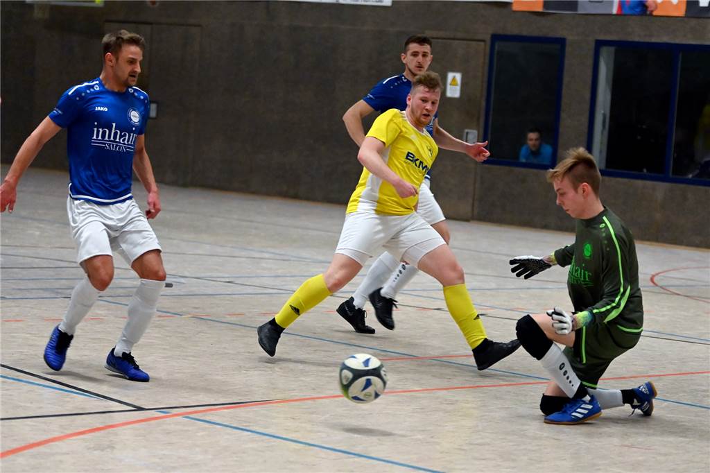 Der VfL Kamen ist nochmals schneller als Martin Herbort vom BSV Heeren (Mitte). Im Finale besiegten die Blau-Weißen die Blau-Gelben mit 3:0.