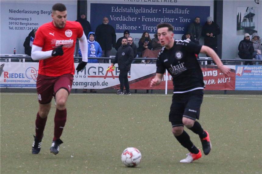 Testspiele am Wochenende: Holzwickeder SC siegt souverän - Derbe Klatsche für FC Overberge Amateurfußballer und Schiedsrichter sind am Wochenende wieder im Einsatz wie hier Schiri Hendrik Maaz (re.) mit Kaiseraus Nikolas Herrmann beim Testspiel am Donnerstagabend.
