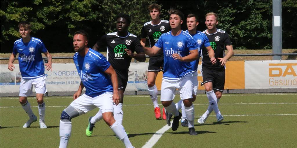 Mandarinengroße Verknöcherung: VfL Kamens Topscorer fällt zum Saisonstart aus Der VfL Kamen − (v.l. in blauen Trikots) Nico Kollakowski, Markus Maier, Felix Rudolf und Ricardo Freitas de Olivera − muss in den ersten Saisonspielen ohne seinen Top-Scorer auskommen.