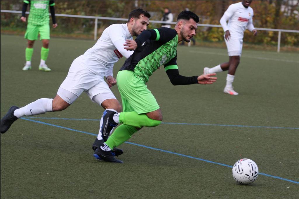 Roj-Niederlage im Derby spitzt Aufstiegskampf zu: Dortmunder Bezirksligisten in der Übersicht Der VfL Kemminghausen (grüne Trikots) behielt im Duell mit dem FC Roj die Oberhand.