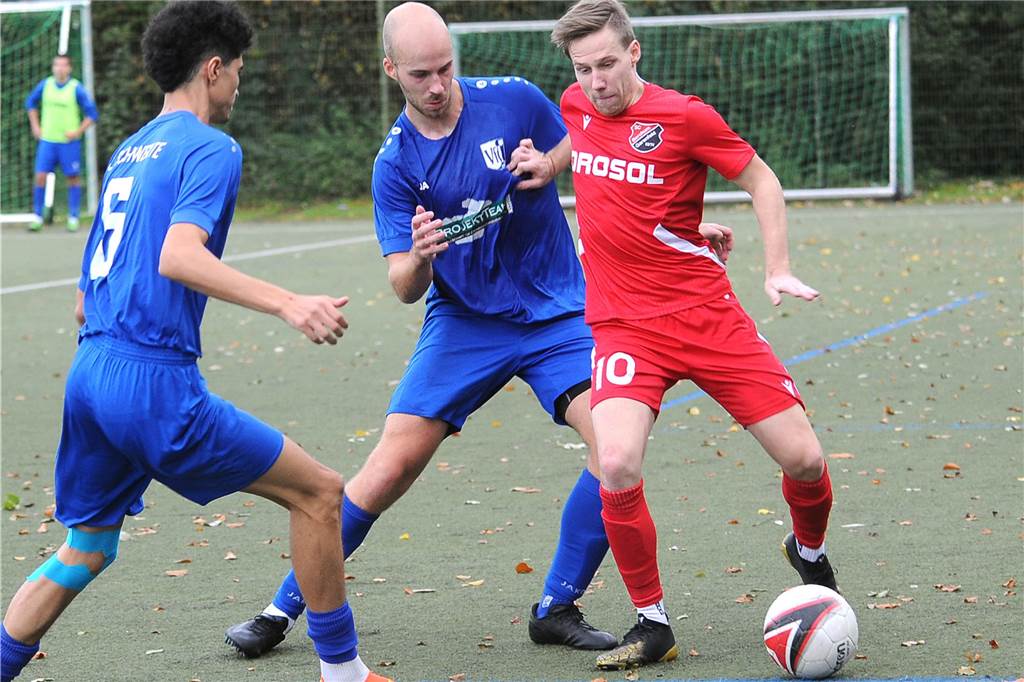 Gipfeltreffen mit dem VfB Westhofen: VfL Schwerte plagen Torwartsorgen vor dem Lokalduell Ein Spieler des SC Berchum/Garenfeld führt den Ball.