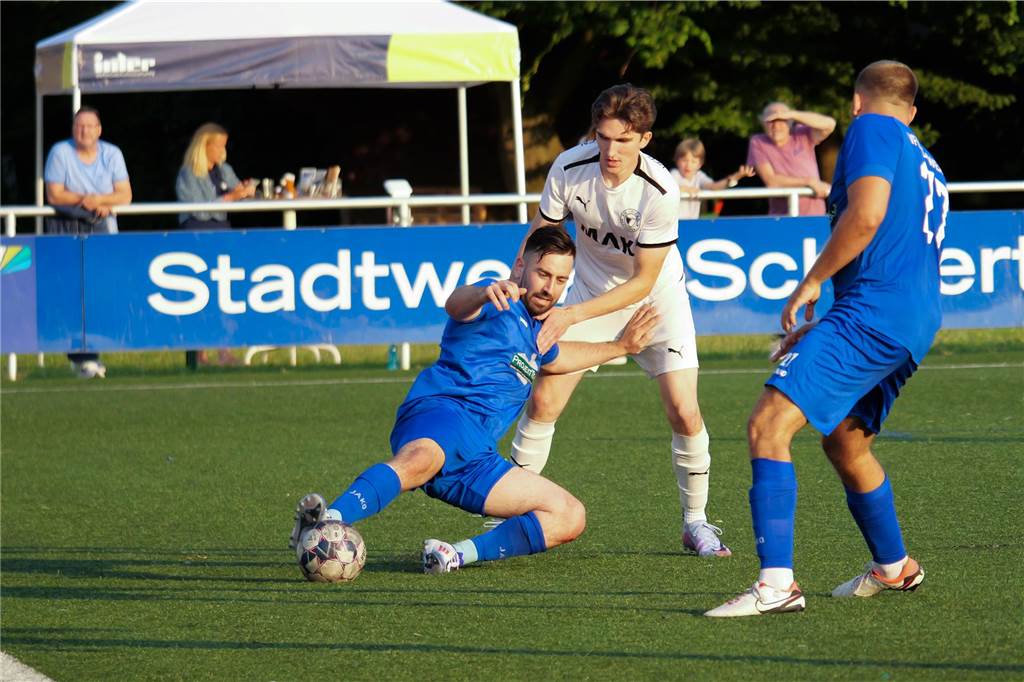 Der VfL Schwerte hat gegen den VfB Westhofen im Elfmeterschießen mit 9:8 gewonnen.