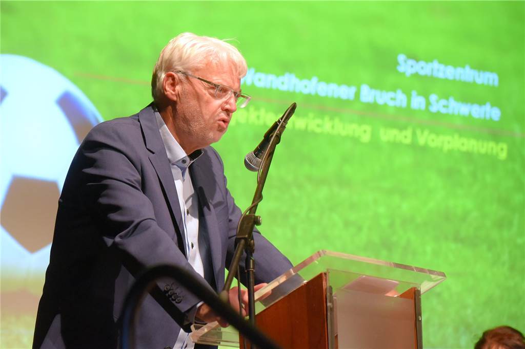 Neue Ära für den VfL Schwert: Stadion-Projekt für rund 9 Millionen Euro ebnet Perspektiven Der VfL Schwerte und der TuS Wandhofen trafen sich mit Vereinsmitgliedern in der Rohrmeisterei um über eine mögliche Fusion abzustimmen wenn es zu einem Neubau einer Stadionanlage im Wanhofener Bruch kommen sollte. Die Abstimmung beim VfL: Zwei enthaltungen der rest dafür. Beim TuS eine Enhaltung und er Rest dafür.