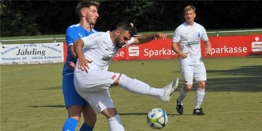 Der Trainer des VfL Schwerte und sein Wunsch nach einer „vollen Kapelle“ Ein Zweikampf im Spiel zwischen dem VfL Schwerte und dem VfB Westhofen.