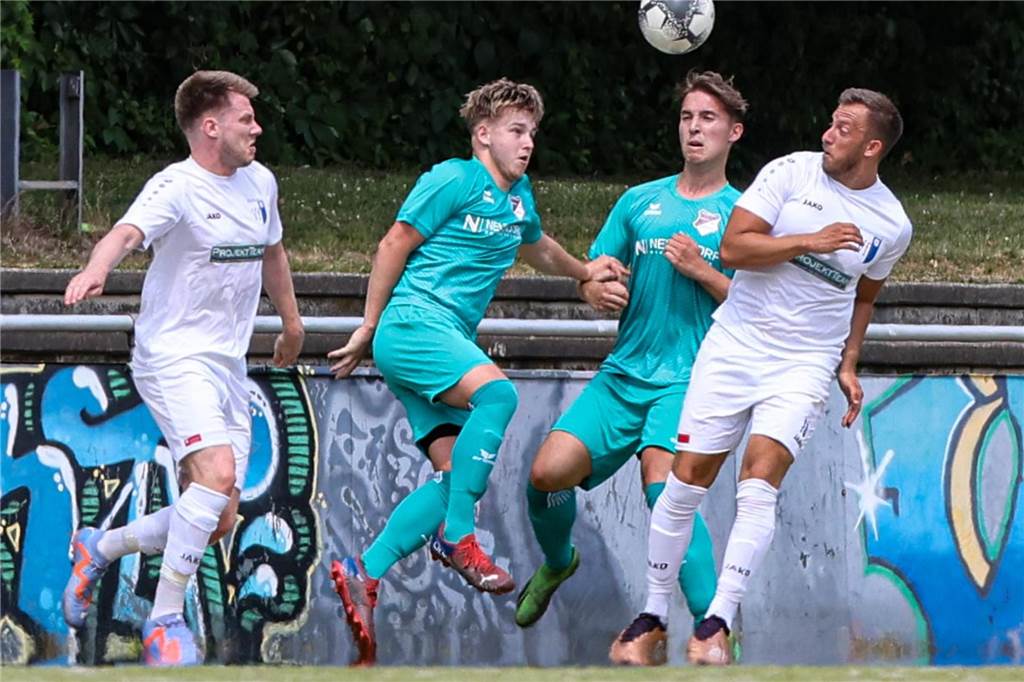 Der VfL Schwerte (weiße Trikots) spielt am Sonntag auf dem Schützenhof gegen die zweite Mannschaft der TSG Sprockhövel.