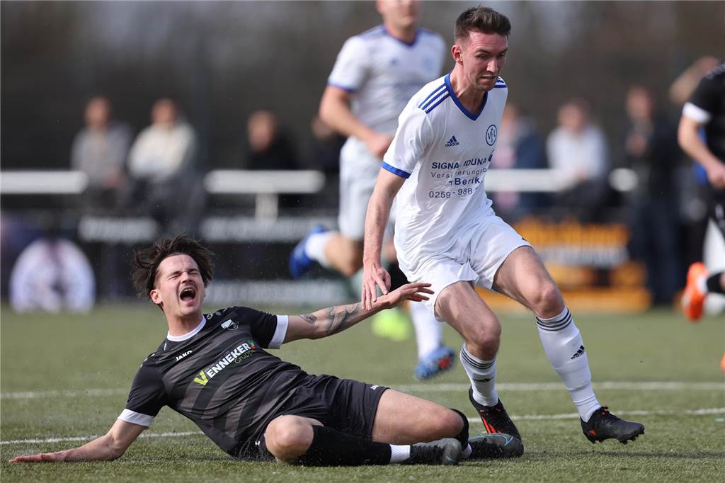 Plechaty gibt nach Remis Personalupdate beim FC Nordkirchen: „Dieser Punkt kann wichtig sein“ Robin Schwick im Duell mit seinem Gegenspieler.