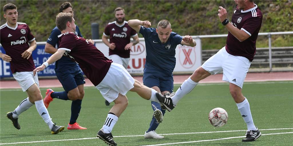 Aufstellungen, Torschützen, Platzverweise: So haben Castrop-Rauxels Teams gespielt Der VfR Rauxel (blaue Hemden) kam bei Trabzonspor Herne zu einem 0:0.