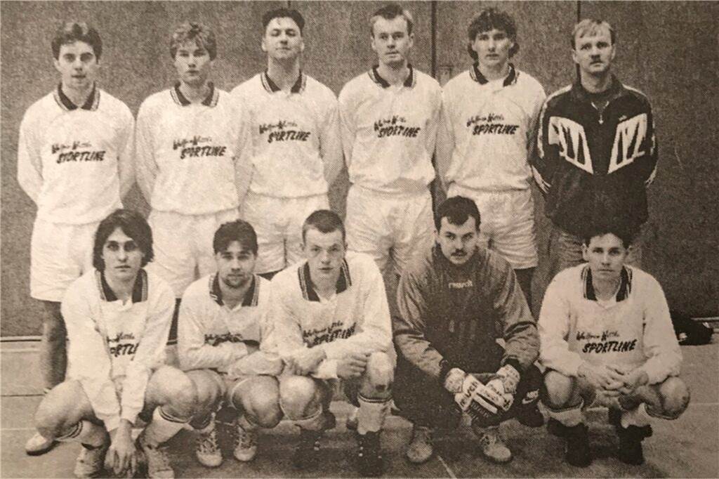 Hallenstadtmeisterschaft : VfR Rauxel und Arminia Ickern dominierten von 1995 bis 1999 Der VfR Rauxel löste im Jahr 1996 Arminia Ickern als Hallenstadtmeister ab. Im Kader des VfR um Coach Uwe Esser standen: Wossning, Schwarze, Bäcker, Kruska, Wagner, Kullik, Hermann, Schajor, Hiller und Rose