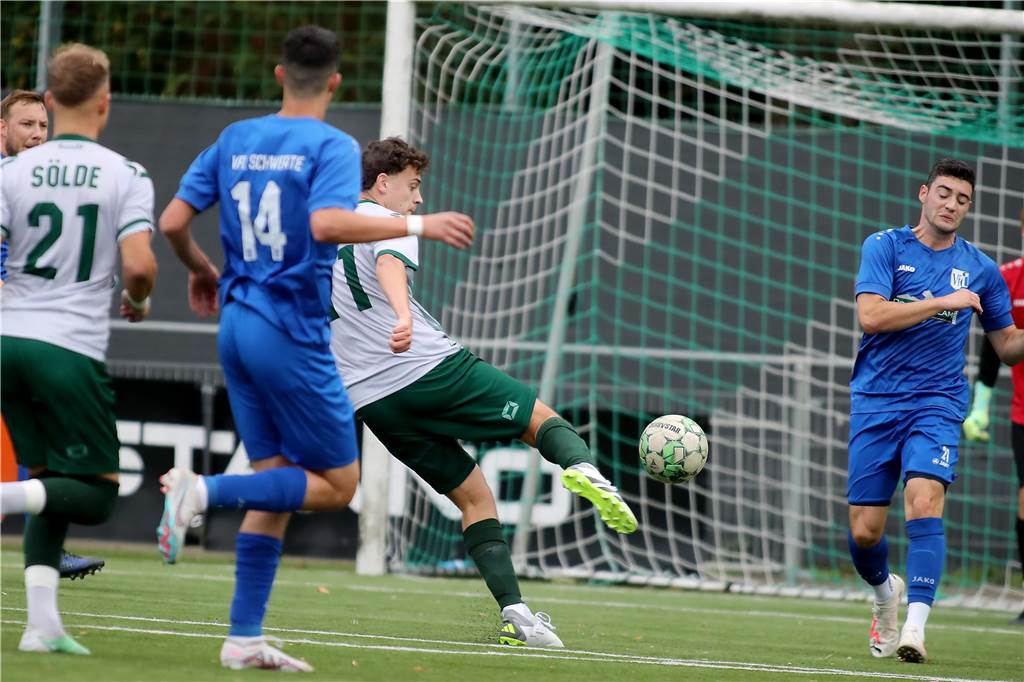 Zum Durchklicken: Tore, Zweikämpfe, Emotionen - Mehr als 80 Fotos von sechs Fußballspielen Der VfR Sölde hat den VfL Schwerte mit 3:0 geschlagen.