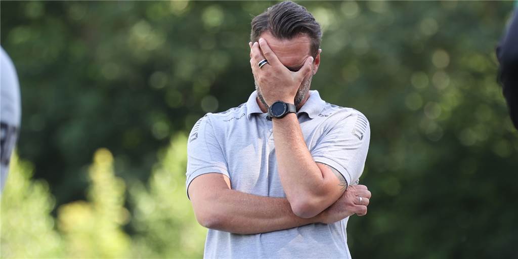 VfR Sölde weist Titelanspruch von sich – Trainer legt sich auf anderen Favoriten fest Sölde-Coach Marco Nagel schlägt die Hand vors Gesicht.