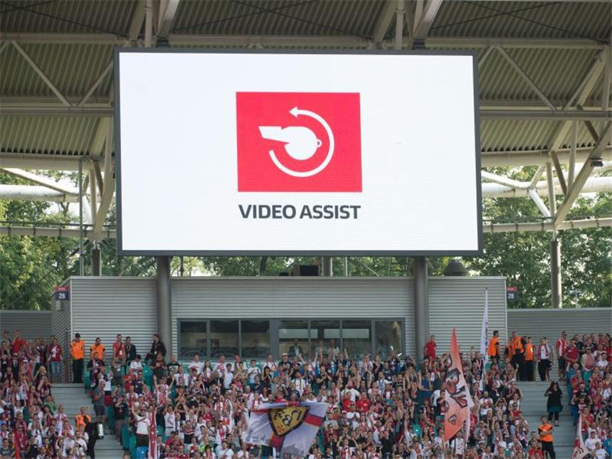Videobeweis: Leipzigs Coach Hasenhüttl noch nicht überzeugt Der Video-Assistent wurde auch im Spiel zwischen Leipzig und Freiburg konsultiert. Foto: Sebastian Kahnert