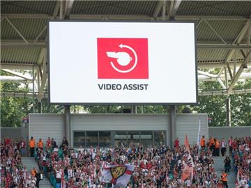 Der Video-Assistent wurde auch im Spiel zwischen Leipzig und Freiburg konsultiert. Foto: Sebastian Kahnert