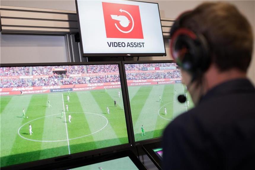 FIFA erlaubt Videoschiedsrichter bei WM Der Videoschiedsrichter wird auch bei der WM in Russland zum Einsatz kommen. Foto: Rolf Vennenbernd