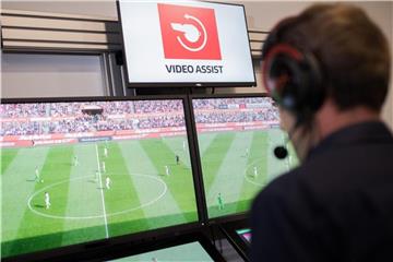 Der Videoschiedsrichter wird auch bei der WM in Russland zum Einsatz kommen. Foto: Rolf Vennenbernd
