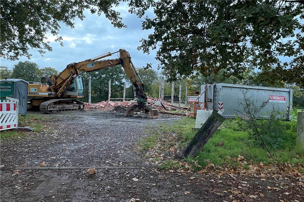 Lehmkuhle: Baum gefällt, Stall abgerissen - Anwohner beschweren sich Der Viehhandel ist Geschichte, deshalb wurde der Stall auf der Wiese zur Lehmkuhle abgerissen. Anwohner sagen, hier seien Fledermäuse zu Hause gewesen.