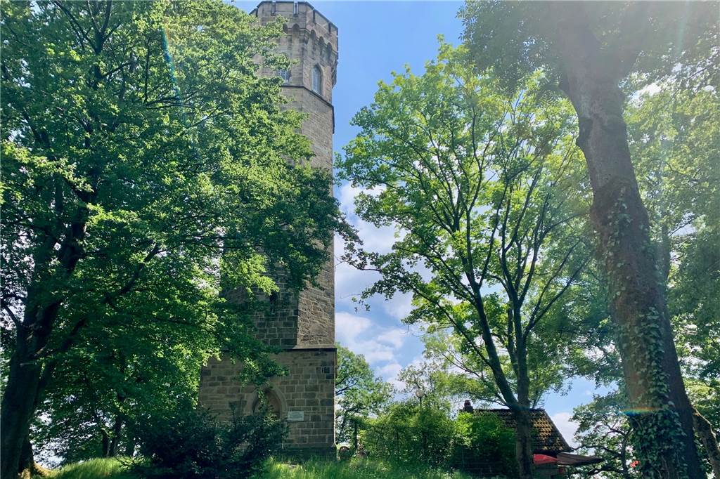 Der Vincketurm hoch über dem Ruhrtal.
