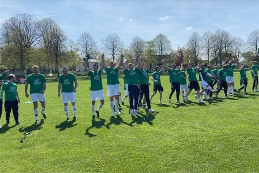 Holzwickder SC V ist Meister: Ausgelassene Aufstiegsfeier nach erfolgreicher Debüt-Saison Der volle Kader der Holzwickeder "Vau" feiert mit den Fans.