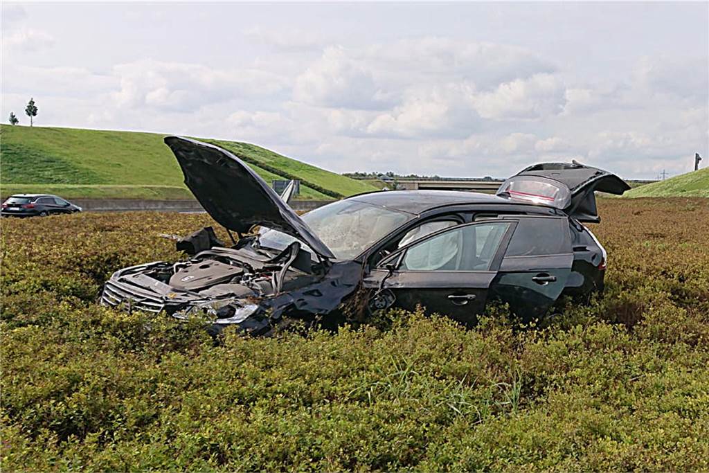 Ungewöhnlicher Unfall am Kamener Kreuz: Volvo-Fahrer (63) landet im Feld Der Volvo-Kombi im Feld am Kamener Kreuz.
