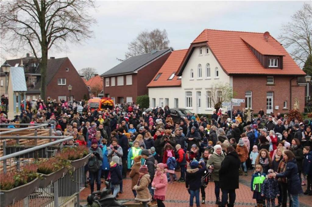 Nikolausumzug: Heeker Löschzug möchte für strahlende Kinderaugen sorgen Nikolausumzug ist im Ortsteil Heek