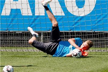 Der von Bayer 04 Leverkusen gerade erst verpflichtete Lukas Hradecky fällt vorerst aus. Foto: Roland Weihrauch
