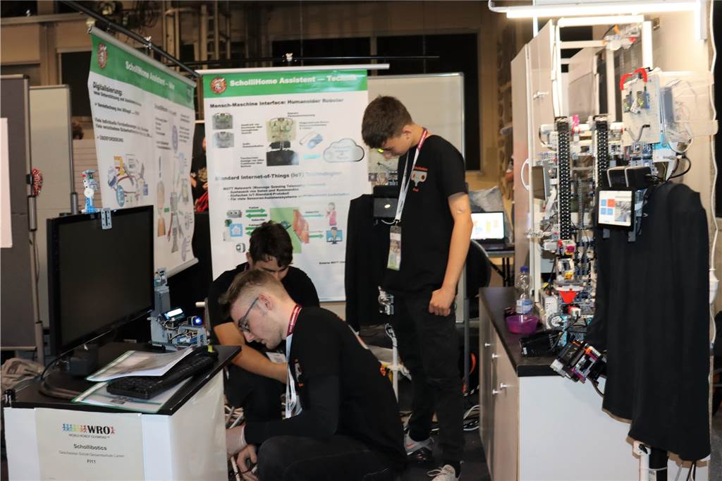 Roboter-Wettbewerb: „Schollibotics“ aus Lünen gewinnen Olympiade Der von den Lüner Schülern entwickelte Roboter soll älteren Menschen den Alltag erleichtern.