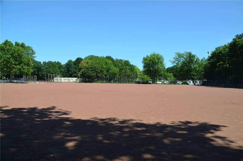 Schulzentrum Nette: Erweiterung könnte auf roter Asche entstehen Der von den Schulen ohnehin nicht mehr genutzte Sportplatz bietet reichlich Platz für einen Erweiterungsbau.