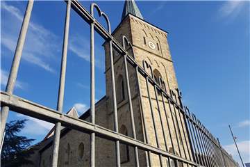 Der von der Staatsanwaltschaft Münster gesuchte Kirchenmusiker hat die Gemeinde Heilig Kreuz Heek belogen und betrogen.