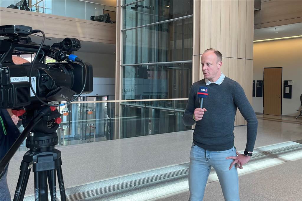 Linienrichter nach Bierbecherwurf beim VfL Bochum: „Wichtig, dass das nicht unbestraft bleibt“ Der von einem Bierbecher getroffene Bundesliga-Linienrichter Christian Gittelmann sprach am Rande des Prozessauftaktes von zwei wichtigen Messages.